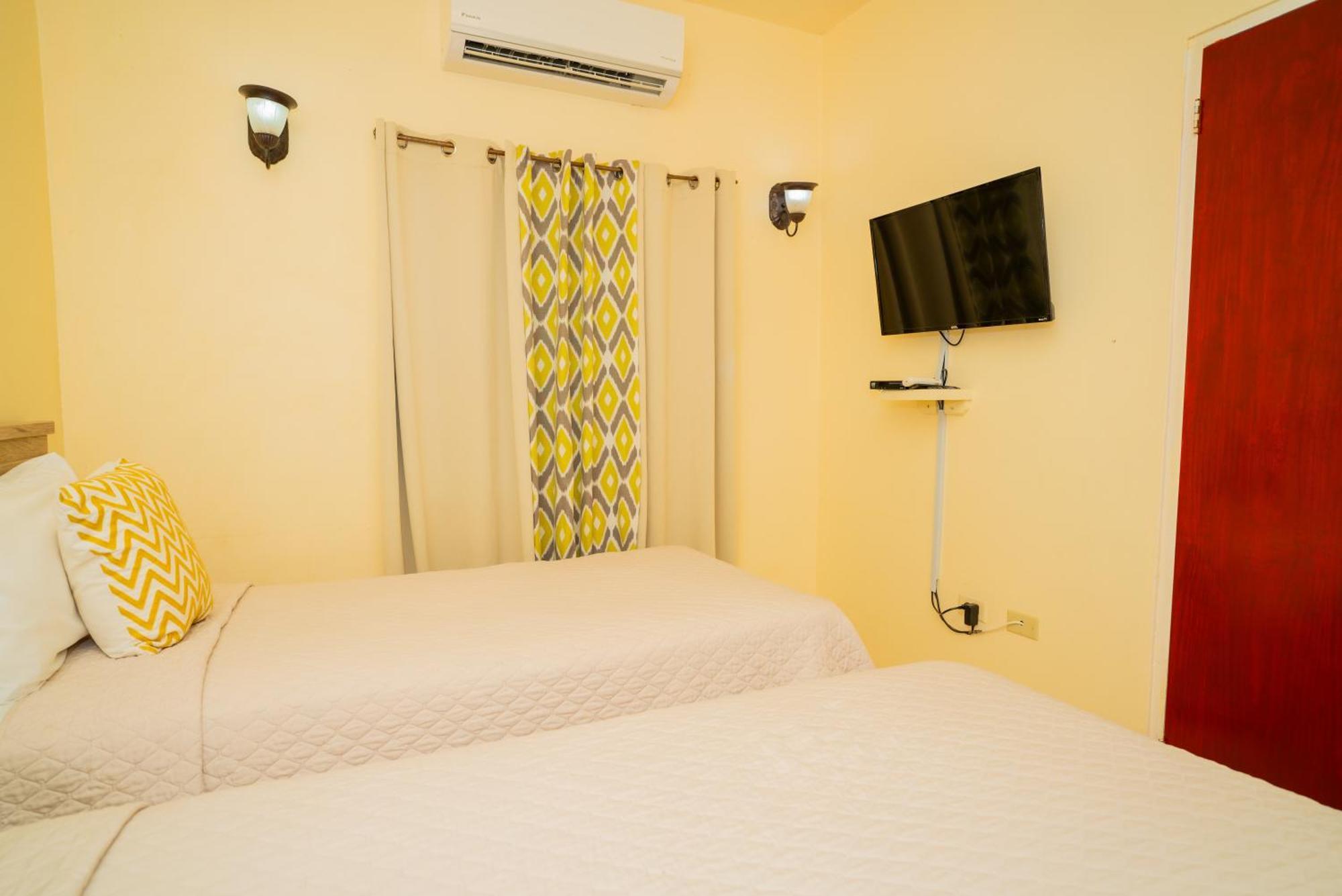 Connie'S Comfort Suites St. John's Bagian luar foto