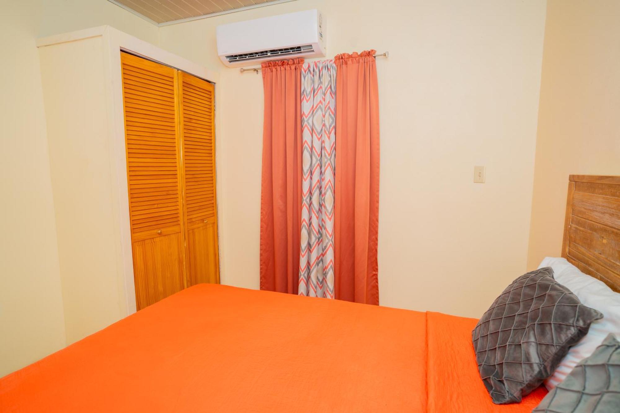 Connie'S Comfort Suites St. John's Bagian luar foto