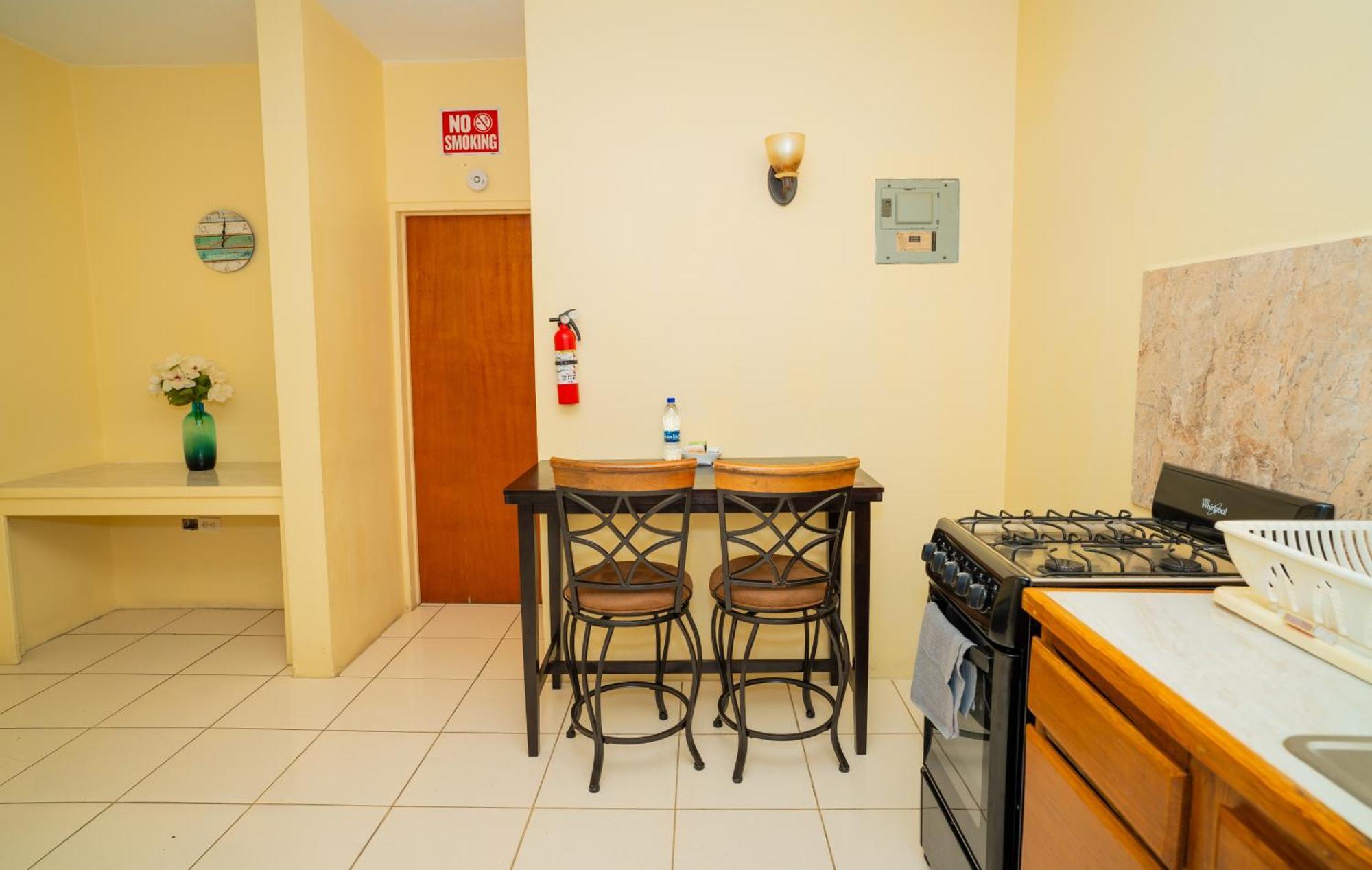 Connie'S Comfort Suites St. John's Bagian luar foto
