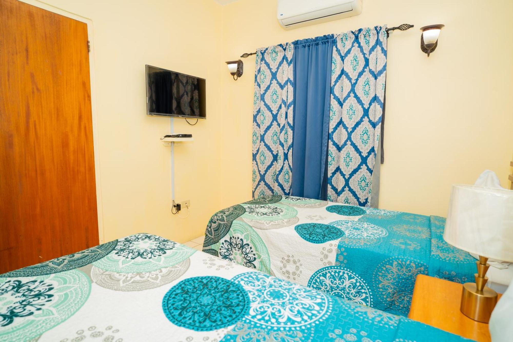 Connie'S Comfort Suites St. John's Bagian luar foto