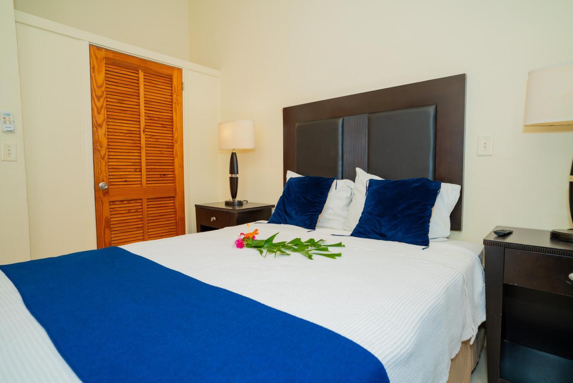 Connie'S Comfort Suites St. John's Bagian luar foto