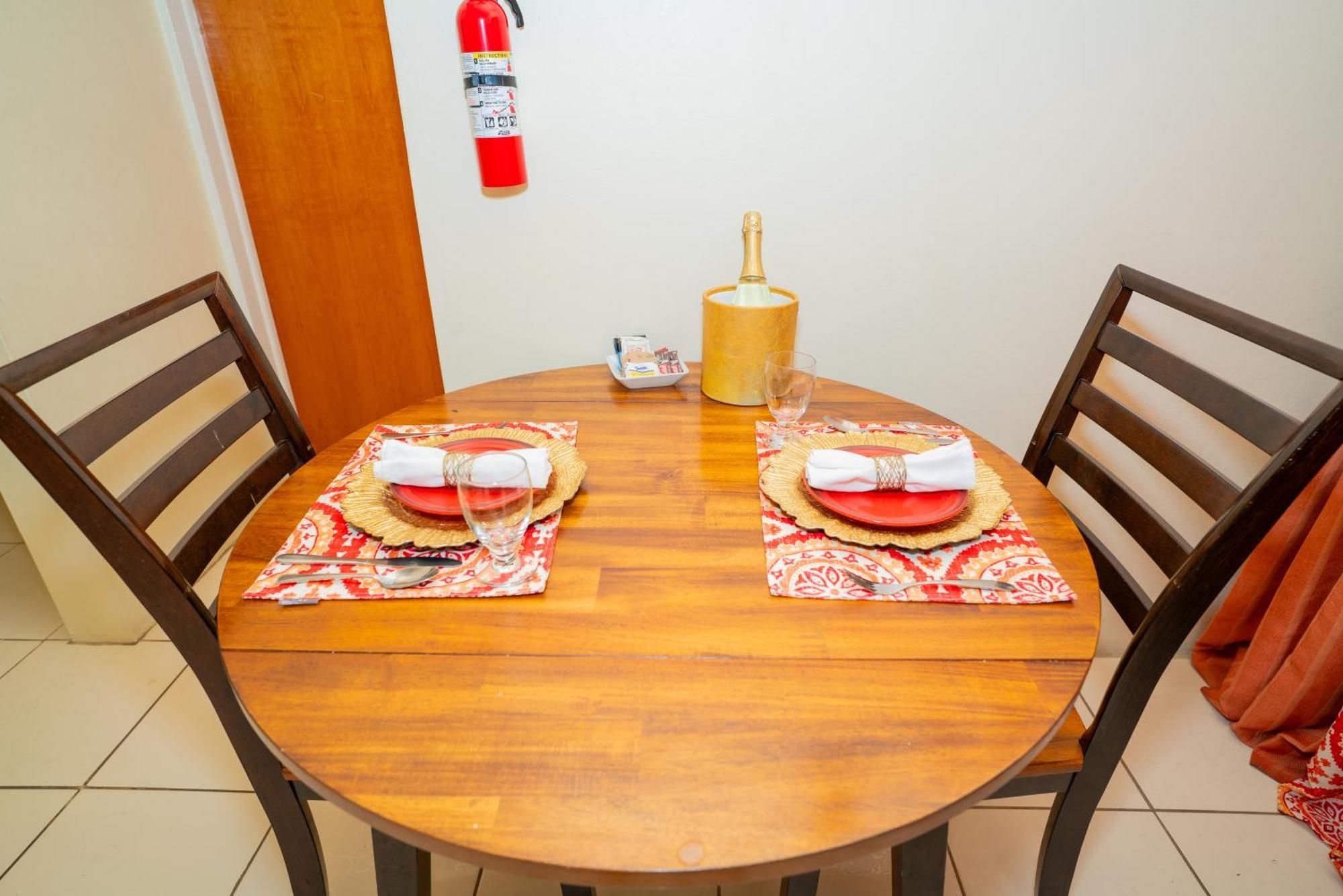Connie'S Comfort Suites St. John's Bagian luar foto
