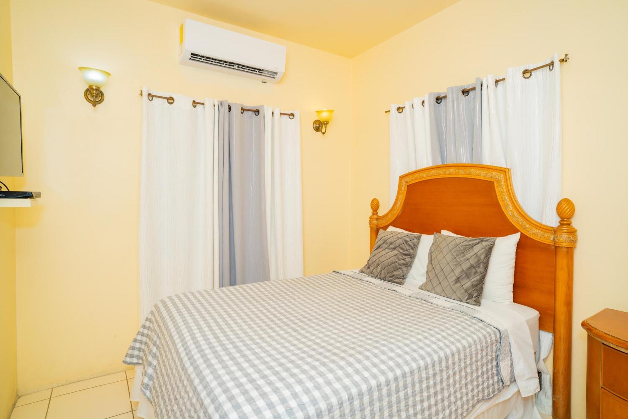 Connie'S Comfort Suites St. John's Bagian luar foto