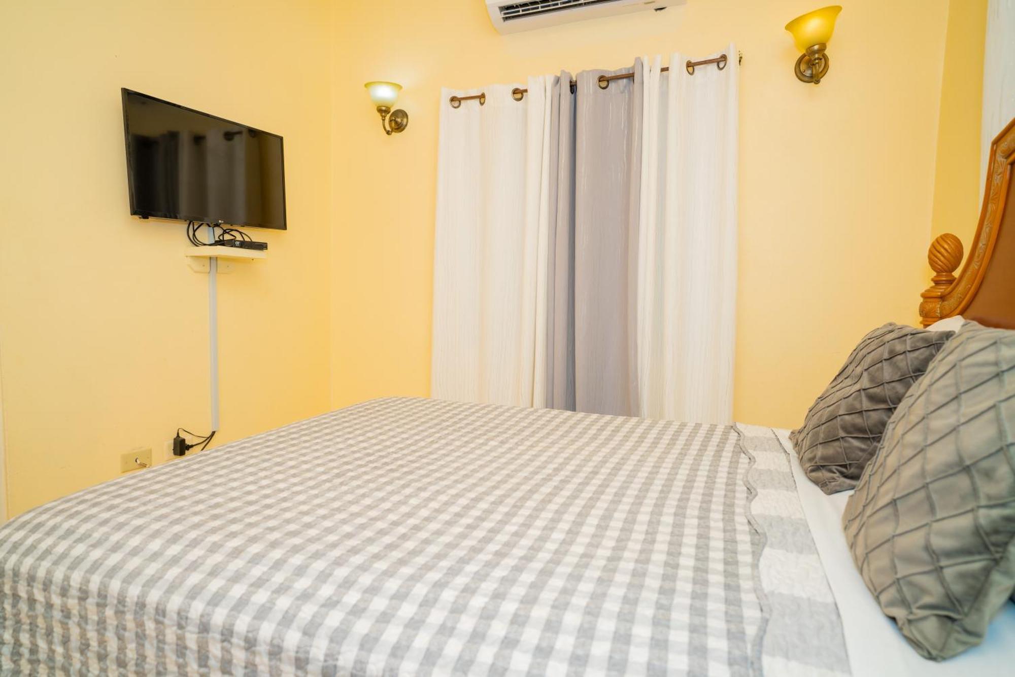 Connie'S Comfort Suites St. John's Bagian luar foto
