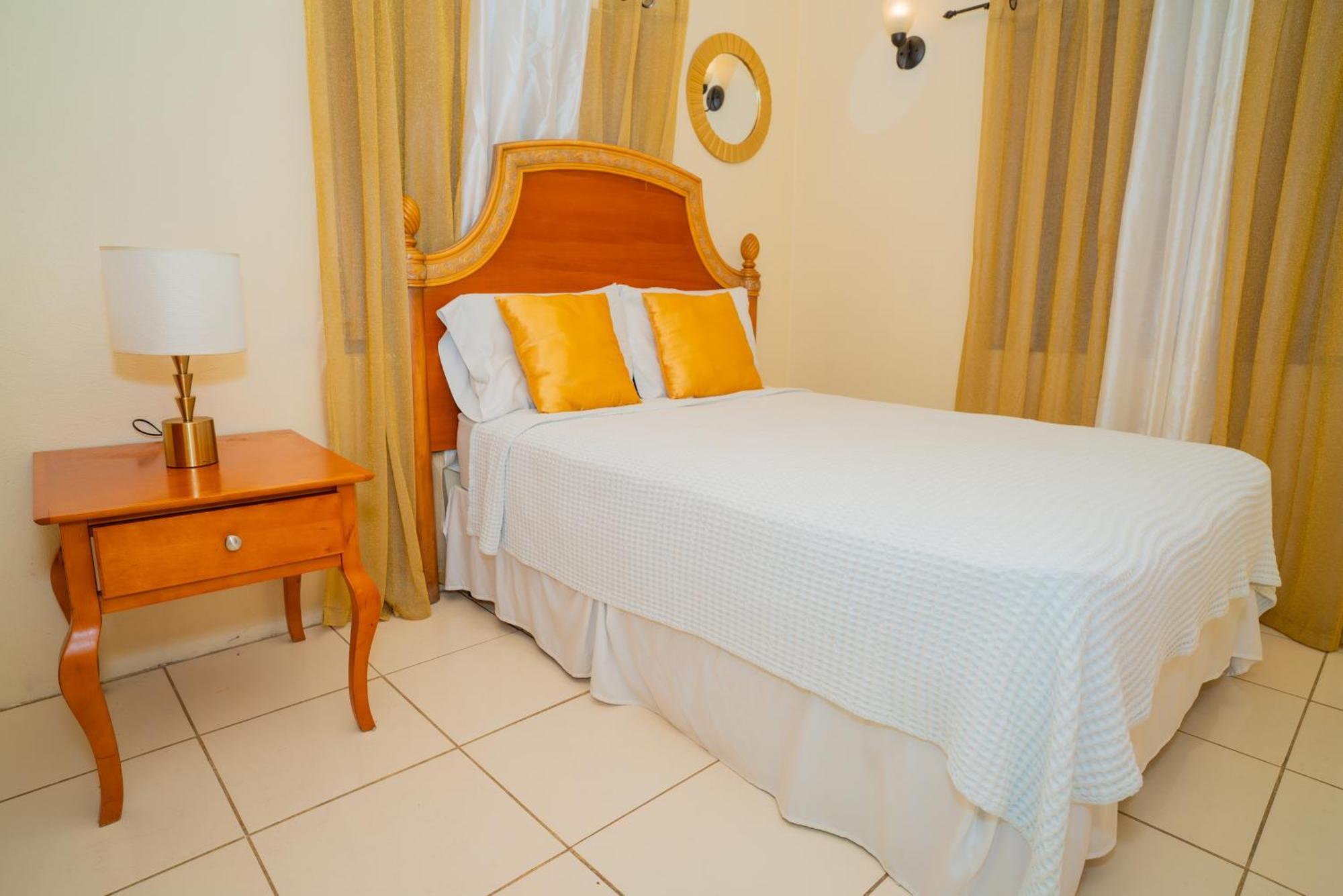 Connie'S Comfort Suites St. John's Bagian luar foto