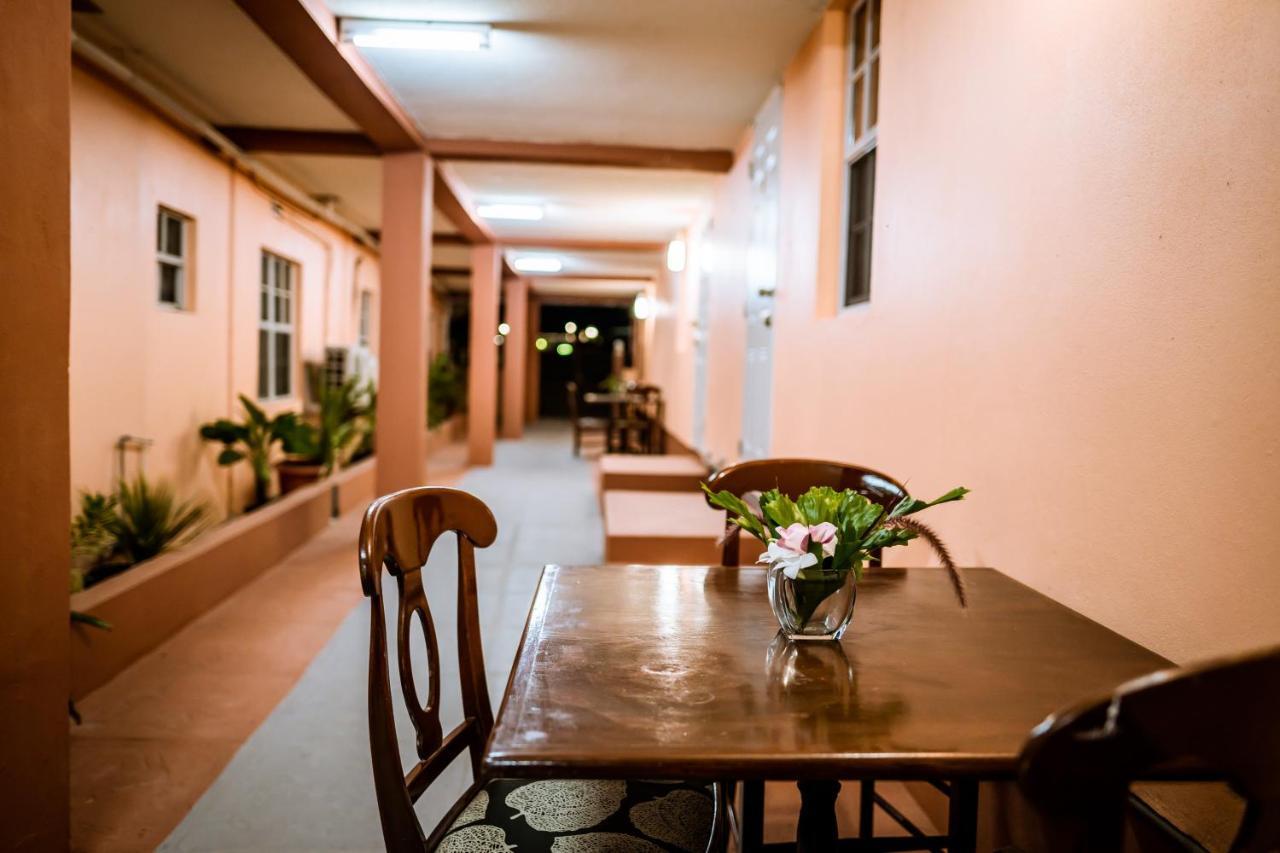 Connie'S Comfort Suites St. John's Bagian luar foto